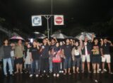 Massa aksi menyerukan pernyataan sikap yang berisi lima tuntutan pada Aksi Kamisan di Simpang 7 Unnes, Kamis (6/11/2025) [Nayna/BP2M]
