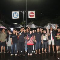 Massa aksi menyerukan pernyataan sikap yang berisi lima tuntutan pada Aksi Kamisan di Simpang 7 Unnes, Kamis (6/11/2025) [Nayna/BP2M]