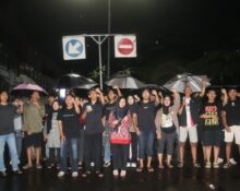 Massa aksi menyerukan pernyataan sikap yang berisi lima tuntutan pada Aksi Kamisan di Simpang 7 Unnes, Kamis (6/11/2025) [Nayna/BP2M]