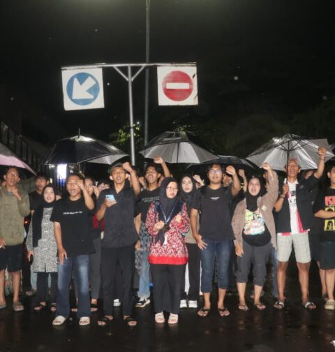 Massa aksi menyerukan pernyataan sikap yang berisi lima tuntutan pada Aksi Kamisan di Simpang 7 Unnes, Kamis (6/11/2025) [Nayna/BP2M]