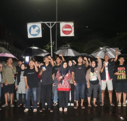 Massa aksi menyerukan pernyataan sikap yang berisi lima tuntutan pada Aksi Kamisan di Simpang 7 Unnes, Kamis (6/11/2025) [Nayna/BP2M]