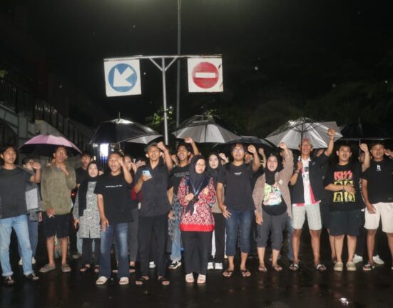 Massa aksi menyerukan pernyataan sikap yang berisi lima tuntutan pada Aksi Kamisan di Simpang 7 Unnes, Kamis (6/11/2025) [Nayna/BP2M]