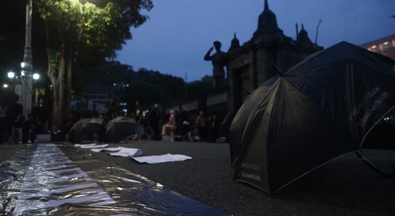 Payung hitam Aksi Kamisan dan Spanduk bertuliskan Lawan Kriminalisasi Rakyat, Kamis (13/11/2025) [Sultan/BP2M]