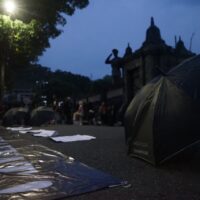 Payung hitam Aksi Kamisan dan Spanduk bertuliskan Lawan Kriminalisasi Rakyat, Kamis (13/11/2025) [Sultan/BP2M]