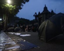 Payung hitam Aksi Kamisan dan Spanduk bertuliskan Lawan Kriminalisasi Rakyat, Kamis (13/11/2025) [Sultan/BP2M]