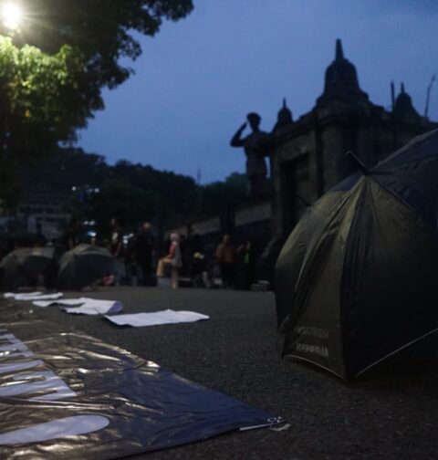 Payung hitam Aksi Kamisan dan Spanduk bertuliskan Lawan Kriminalisasi Rakyat, Kamis (13/11/2025) [Sultan/BP2M]