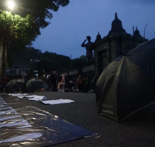 Payung hitam Aksi Kamisan dan Spanduk bertuliskan Lawan Kriminalisasi Rakyat, Kamis (13/11/2025) [Sultan/BP2M]