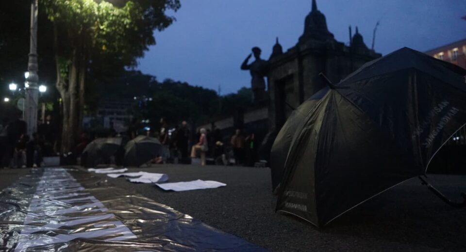 Payung hitam Aksi Kamisan dan Spanduk bertuliskan Lawan Kriminalisasi Rakyat, Kamis (13/11/2025) [Sultan/BP2M]