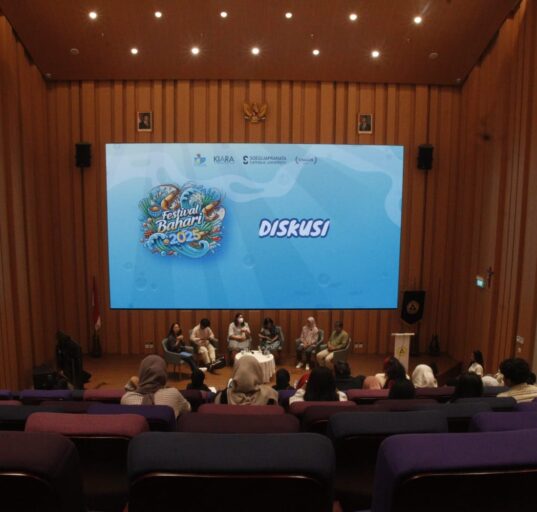 Narasumber saat sesi diskusi menyimak pertanyaan dari peserta pada Rabu (26/11/25) [Sultan/BP2M]