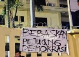 Salah satu spanduk bertuliskan kalimat protes atas penangkapan sewenang-wenang kepada pejuang demokrasi Jawa Tengah (Kamis, 27/11/2025) [Sumber: kontributor]