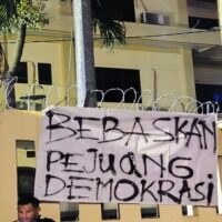 Salah satu spanduk bertuliskan kalimat protes atas penangkapan sewenang-wenang kepada pejuang demokrasi Jawa Tengah (Kamis, 27/11/2025) [Sumber: kontributor]