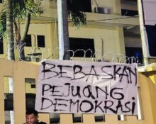 Salah satu spanduk bertuliskan kalimat protes atas penangkapan sewenang-wenang kepada pejuang demokrasi Jawa Tengah (Kamis, 27/11/2025) [Sumber: kontributor]