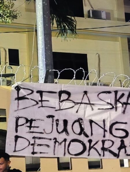 Salah satu spanduk bertuliskan kalimat protes atas penangkapan sewenang-wenang kepada pejuang demokrasi Jawa Tengah (Kamis, 27/11/2025) [Sumber: kontributor]