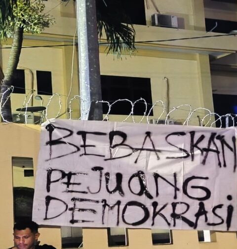 Salah satu spanduk bertuliskan kalimat protes atas penangkapan sewenang-wenang kepada pejuang demokrasi Jawa Tengah (Kamis, 27/11/2025) [Sumber: kontributor]