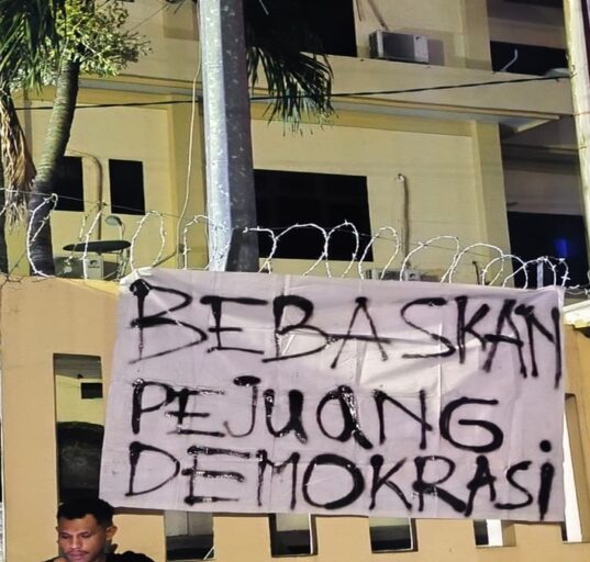 Salah satu spanduk bertuliskan kalimat protes atas penangkapan sewenang-wenang kepada pejuang demokrasi Jawa Tengah (Kamis, 27/11/2025) [Sumber: kontributor]