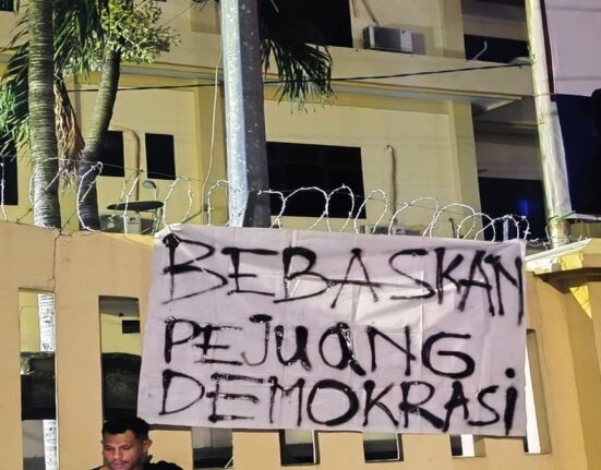 Salah satu spanduk bertuliskan kalimat protes atas penangkapan sewenang-wenang kepada pejuang demokrasi Jawa Tengah (Kamis, 27/11/2025) [Sumber: kontributor]