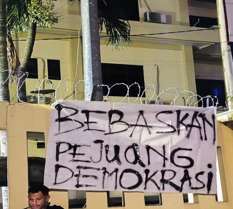 Salah satu spanduk bertuliskan kalimat protes atas penangkapan sewenang-wenang kepada pejuang demokrasi Jawa Tengah (Kamis, 27/11/2025) [Sumber: kontributor]