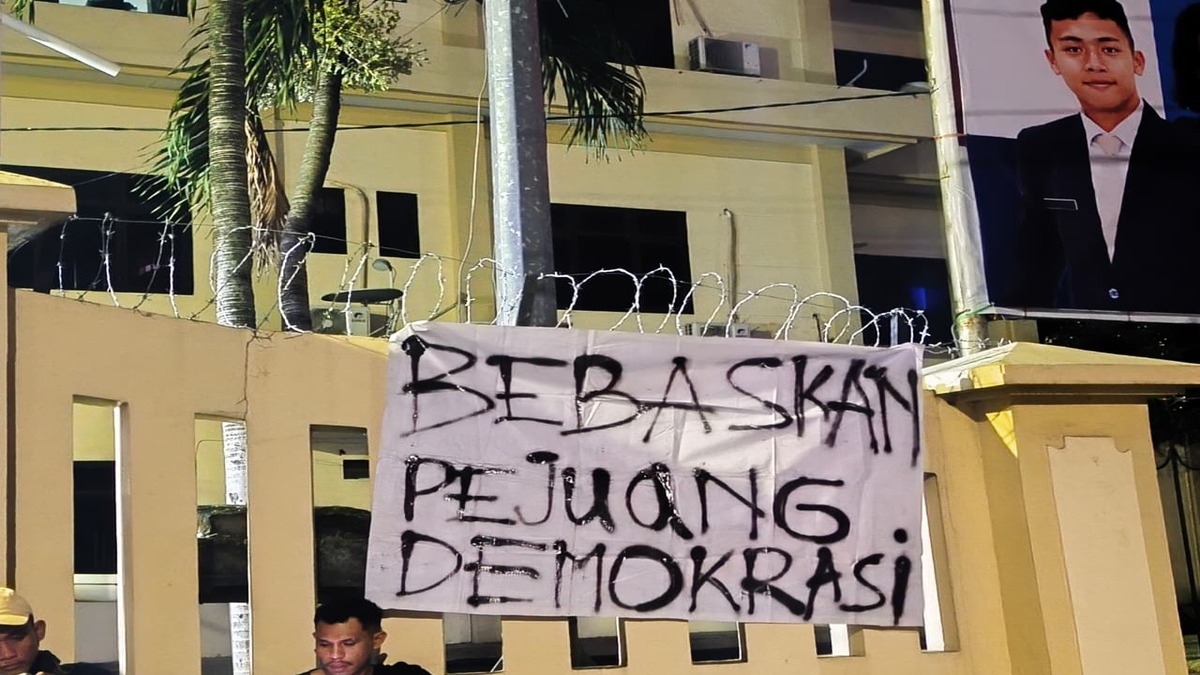 Salah satu spanduk bertuliskan kalimat protes atas penangkapan sewenang-wenang kepada pejuang demokrasi Jawa Tengah (Kamis, 27/11/2025) [Sumber: kontributor]