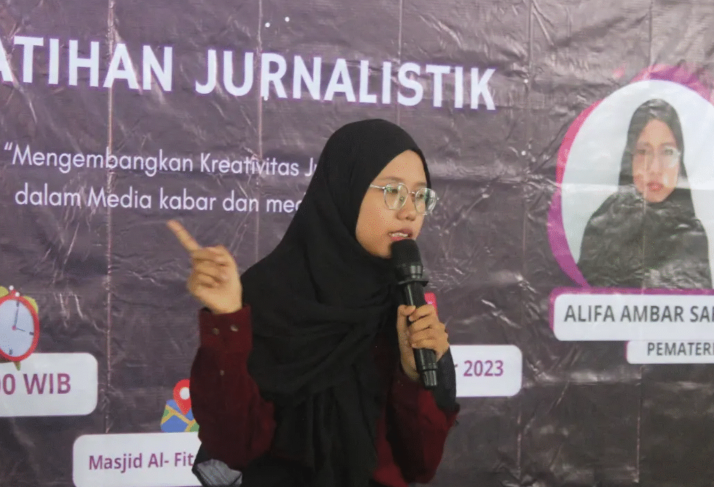 Alifa tengah memberikan materi (Sumber: penulis)