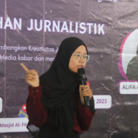 Alifa tengah memberikan materi (Sumber: penulis)