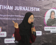 Alifa tengah memberikan materi (Sumber: penulis)