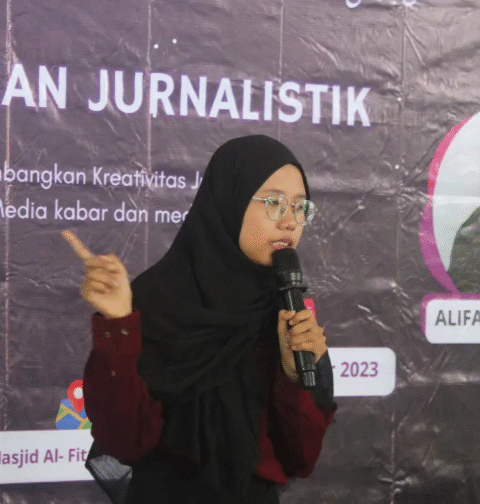 Alifa tengah memberikan materi (Sumber: penulis)