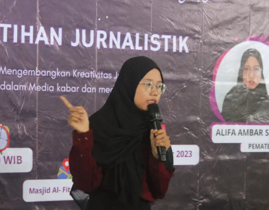 Alifa tengah memberikan materi (Sumber: penulis)