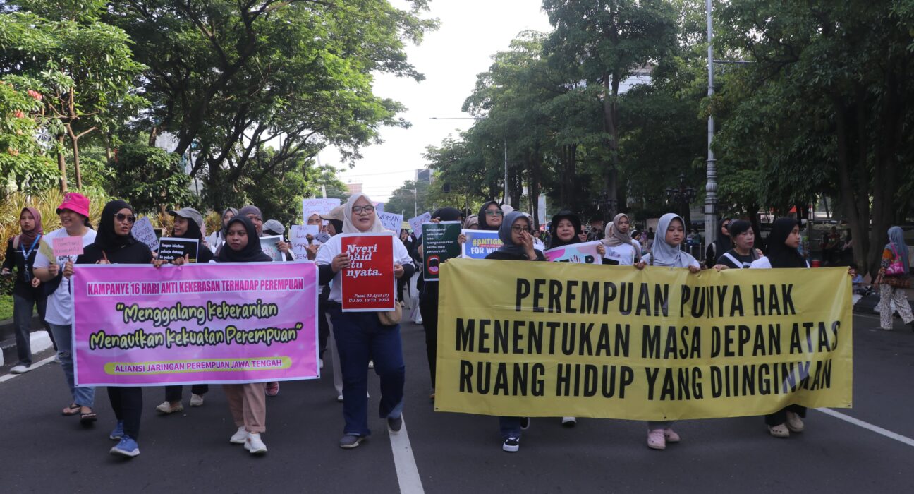 Massa aksi perempuan berjalan mengiringi masyarakat di CFD Simpang Lima, Semarang, pada Minggu (7/12/2025) [Vivin/BP2M]