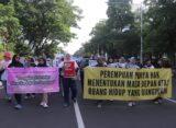 Massa aksi perempuan berjalan mengiringi masyarakat di CFD Simpang Lima, Semarang, pada Minggu (7/12/2025) [Vivin/BP2M]
