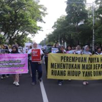 Massa aksi perempuan berjalan mengiringi masyarakat di CFD Simpang Lima, Semarang, pada Minggu (7/12/2025) [Vivin/BP2M]