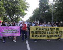 Massa aksi perempuan berjalan mengiringi masyarakat di CFD Simpang Lima, Semarang, pada Minggu (7/12/2025) [Vivin/BP2M]