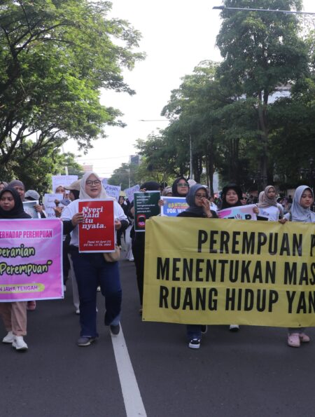 Massa aksi perempuan berjalan mengiringi masyarakat di CFD Simpang Lima, Semarang, pada Minggu (7/12/2025) [Vivin/BP2M]
