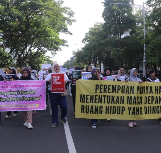 Massa aksi perempuan berjalan mengiringi masyarakat di CFD Simpang Lima, Semarang, pada Minggu (7/12/2025) [Vivin/BP2M]