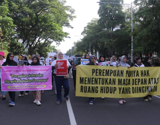 Massa aksi perempuan berjalan mengiringi masyarakat di CFD Simpang Lima, Semarang, pada Minggu (7/12/2025) [Vivin/BP2M]