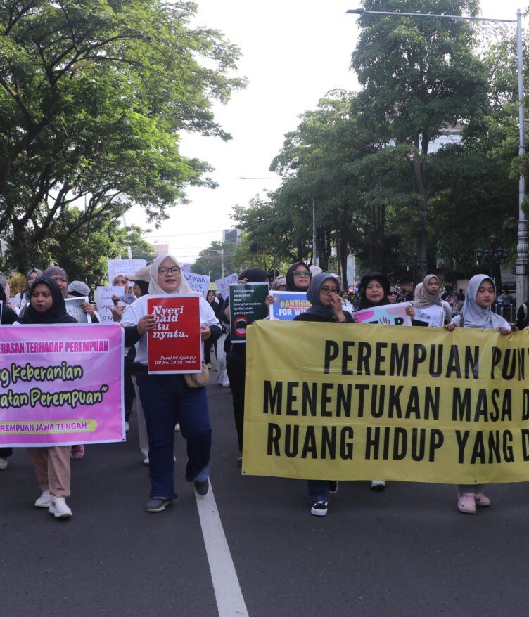 Massa aksi perempuan berjalan mengiringi masyarakat di CFD Simpang Lima, Semarang, pada Minggu (7/12/2025) [Vivin/BP2M]