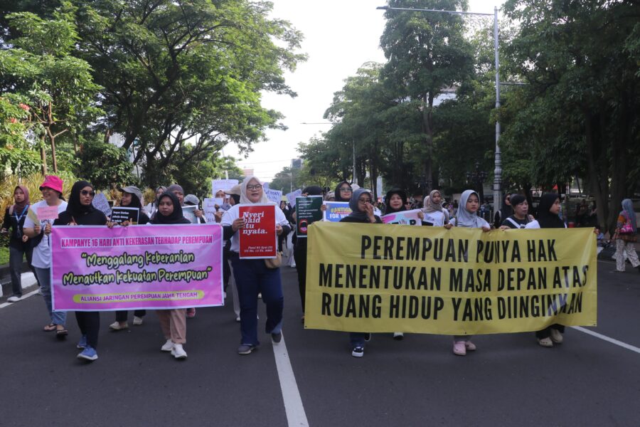 Massa aksi perempuan berjalan mengiringi masyarakat di CFD Simpang Lima, Semarang, pada Minggu (7/12/2025) [Vivin/BP2M]