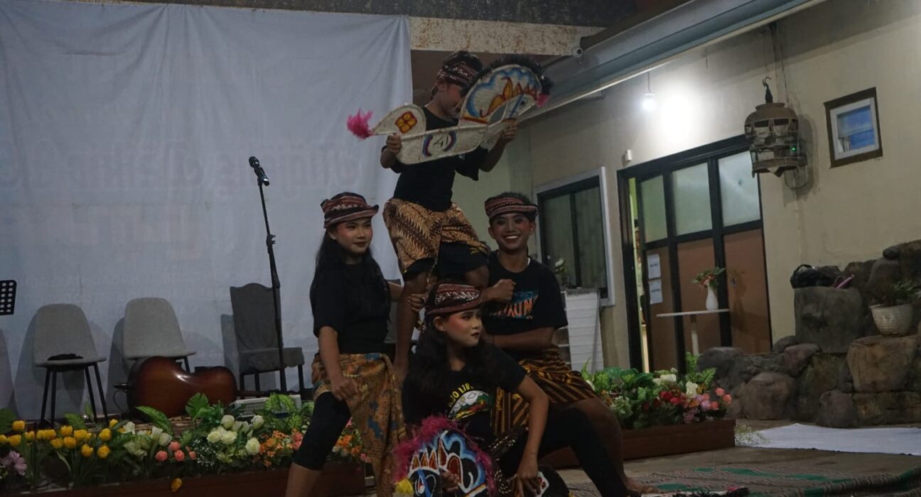 Anak-anak RW 04 Patemon sedang menampilkan pertunjukan Tari Jaranan di acara Hari Dongeng Nasional 2025, pada Minggu (14/12/2025) [Sultan/BP2M]