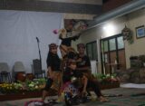Anak-anak RW 04 Patemon sedang menampilkan pertunjukan Tari Jaranan di acara Hari Dongeng Nasional 2025, pada Minggu (14/12/2025) [Sultan/BP2M]