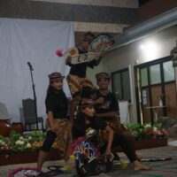 Anak-anak RW 04 Patemon sedang menampilkan pertunjukan Tari Jaranan di acara Hari Dongeng Nasional 2025, pada Minggu (14/12/2025) [Sultan/BP2M]