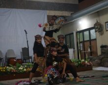 Anak-anak RW 04 Patemon sedang menampilkan pertunjukan Tari Jaranan di acara Hari Dongeng Nasional 2025, pada Minggu (14/12/2025) [Sultan/BP2M]