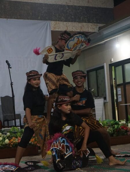 Anak-anak RW 04 Patemon sedang menampilkan pertunjukan Tari Jaranan di acara Hari Dongeng Nasional 2025, pada Minggu (14/12/2025) [Sultan/BP2M]