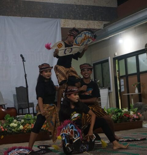 Anak-anak RW 04 Patemon sedang menampilkan pertunjukan Tari Jaranan di acara Hari Dongeng Nasional 2025, pada Minggu (14/12/2025) [Sultan/BP2M]