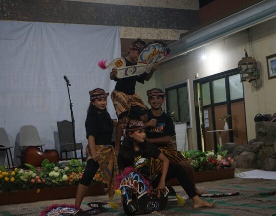 Anak-anak RW 04 Patemon sedang menampilkan pertunjukan Tari Jaranan di acara Hari Dongeng Nasional 2025, pada Minggu (14/12/2025) [Sultan/BP2M]