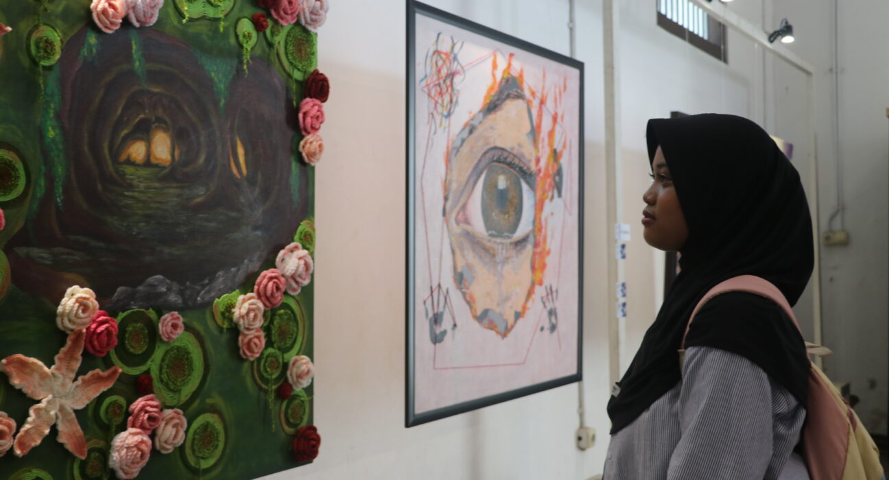 Seorang pengunjung tengah mengamati lukisan “Liminal” oleh Puii yang mengisahkan penyesalan seseorang di masa lalu, Minggu (30/12/2025) [Hanna/BP2M]