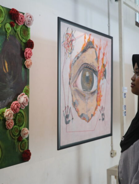 Seorang pengunjung tengah mengamati lukisan “Liminal” oleh Puii yang mengisahkan penyesalan seseorang di masa lalu, Minggu (30/12/2025) [Hanna/BP2M]