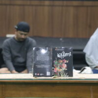 Tampak buku "Bhumi" yang terletak di atas meja (BP2M) [Rabu, 10/12/2025]