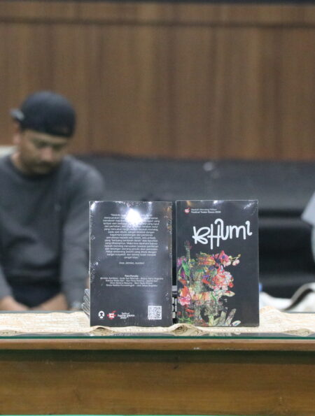 Tampak buku "Bhumi" yang terletak di atas meja (BP2M) [Rabu, 10/12/2025]