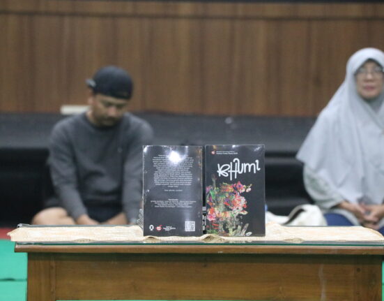 Tampak buku "Bhumi" yang terletak di atas meja (BP2M) [Rabu, 10/12/2025]