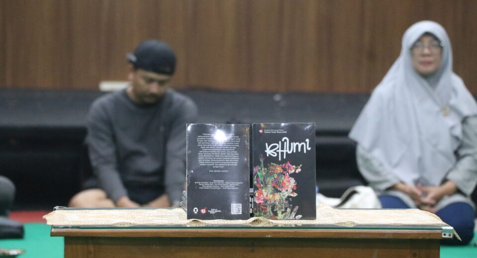 Tampak buku "Bhumi" yang terletak di atas meja (BP2M) [Rabu, 10/12/2025]