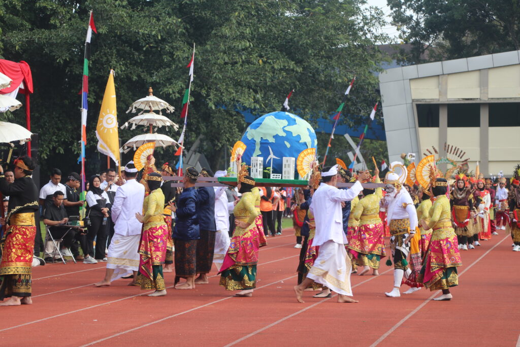 Peserta defile SDGs yang mengenakan pakaian adat bali, Kamis (12/02/26) [Vivin/BP2M] 
